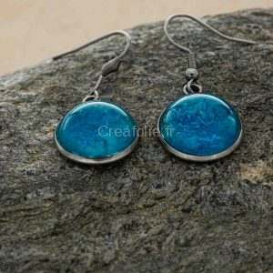 Boucles d'oreilles rondes bleues et blanches sur crochet