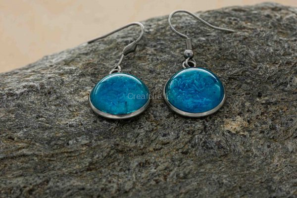 Boucles d'oreilles rondes bleues et blanches sur crochet