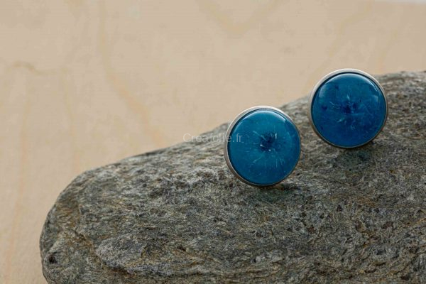 Boucles d'oreilles rondes bleues et blanches sur support rond , diamètre de 16mm