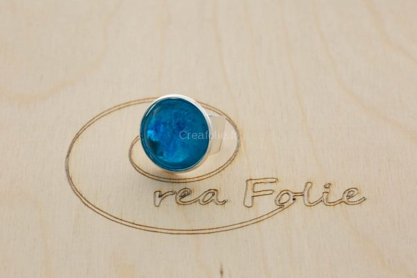 Bague argentée et décoration bleue/blanc en résine