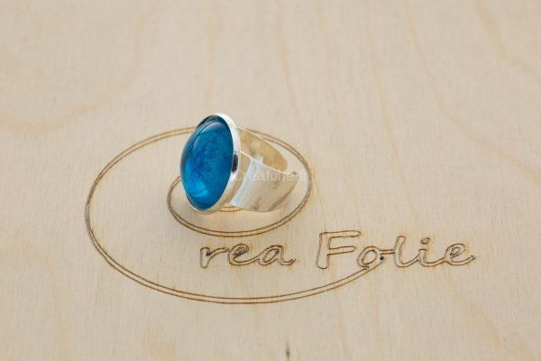 Bague argentée et décoration bleue/blanc en résine