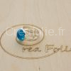 Bague argentée et partie centrale bleue et blanche