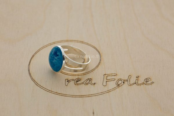 Bague argentée et partie centrale bleue et blanche